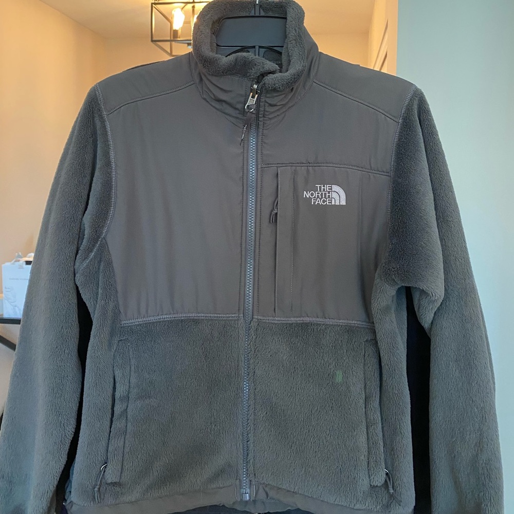 Women’s North Face Fleece Jacket. Size: XS. Color: Grey.